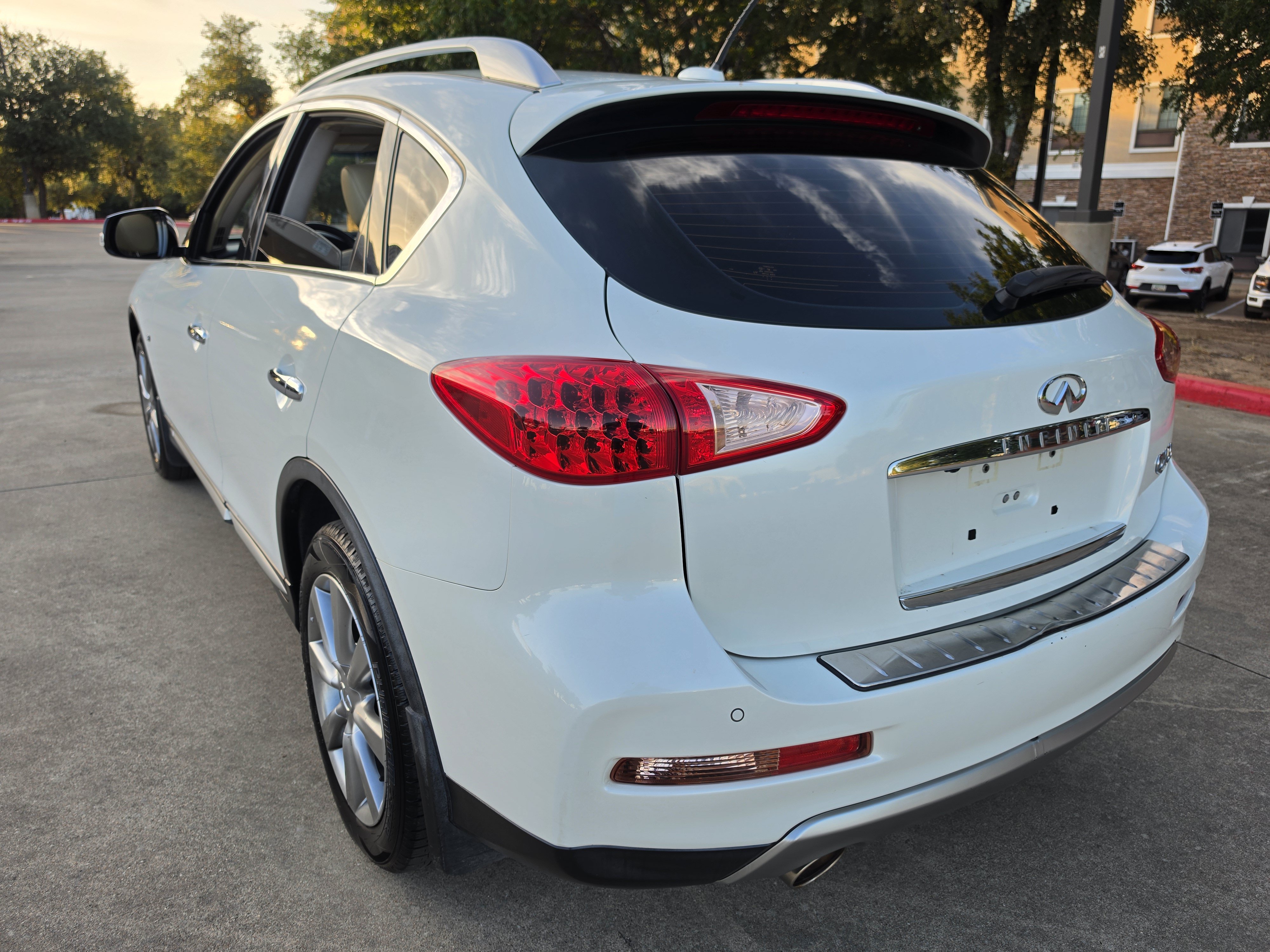 Used 2017 INFINITI QX50 AWD w/ Premium Plus Package image 5