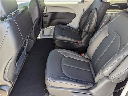 Used 2023 Chrysler Pacifica Touring-L image 15