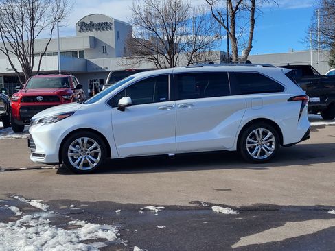 Certified 2024 Toyota Sienna Platinum image 2