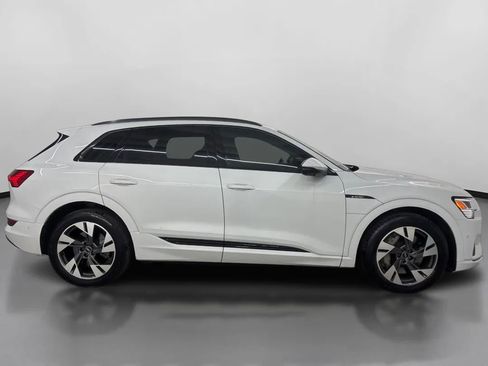 Used 2022 Audi e-tron Premium w/ Convenience Plus Package image 11