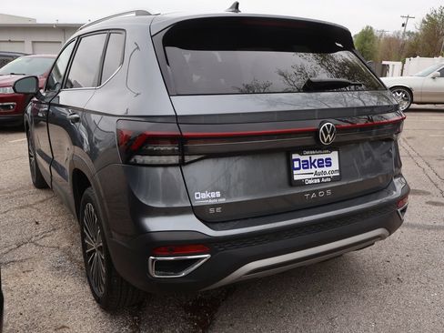 Used 2025 Volkswagen Taos SE FWD image 6