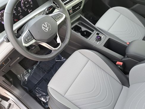 New 2026 Volkswagen Tiguan SE FWD image 16