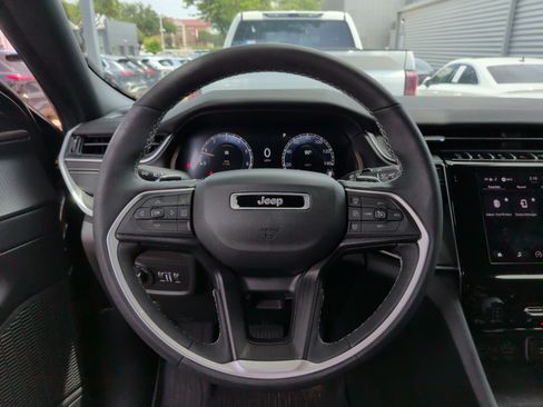 Used 2024 Jeep Grand Cherokee Altitude RWD image 17