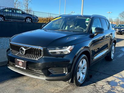 Used 2020 Volvo XC40 T4 Momentum w/ Premium Package