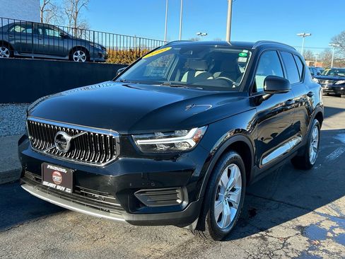 Used 2020 Volvo XC40 T4 Momentum w/ Premium Package image 1