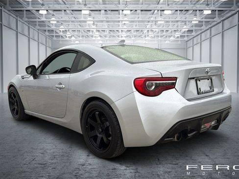 Used 2017 Toyota 86 image 3