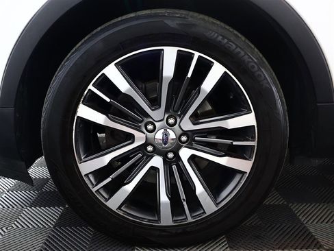 Used 2016 Ford Explorer Platinum image 31