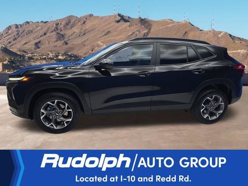 Used 2025 Chevrolet Trax LT w/ LT Convenience Package FWD image 2