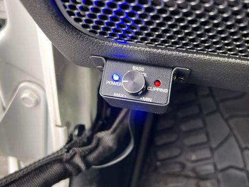 Used 2017 Jeep Wrangler Unlimited Sahara image 32