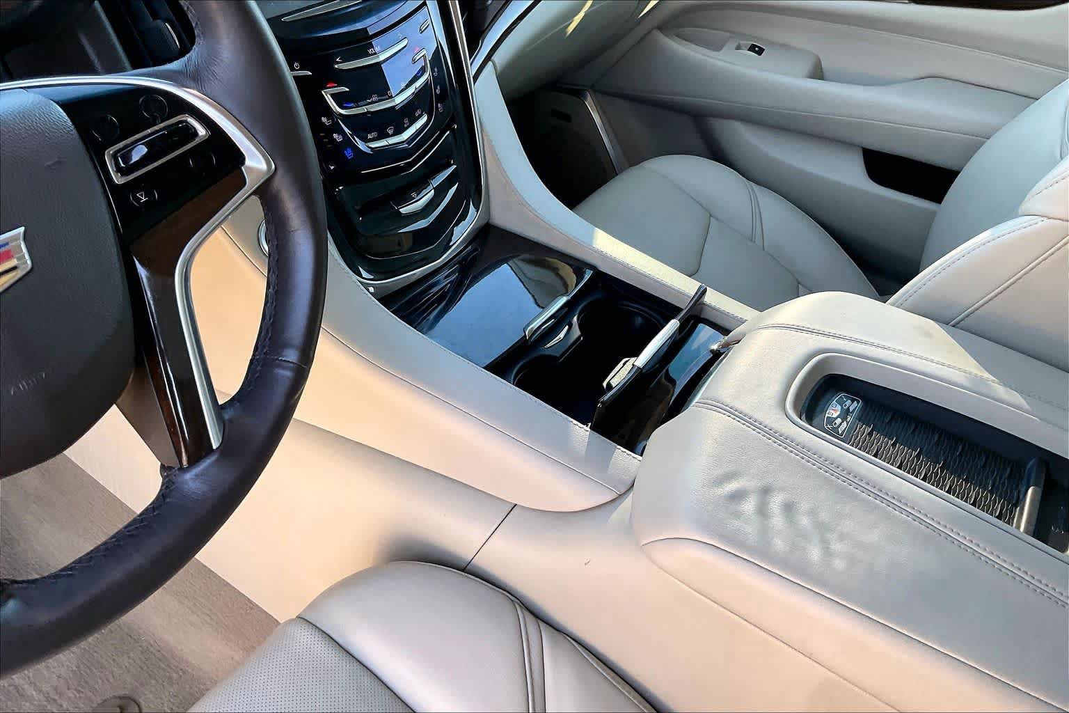 Used 2017 Cadillac Escalade Luxury RWD image 17