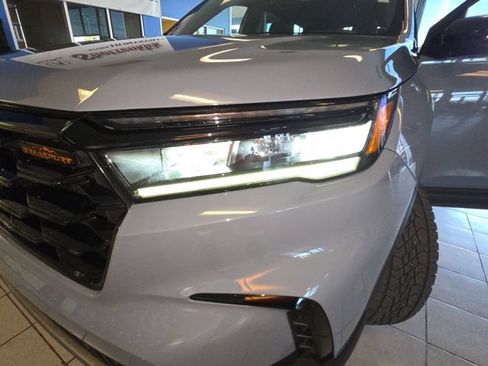 Used 2025 Honda Pilot TrailSport image 29