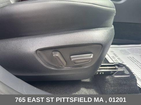 Used 2025 Toyota Highlander XLE AWD/4WD image 14