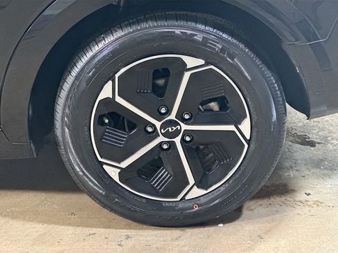 Used 2023 Kia Niro SX image 7