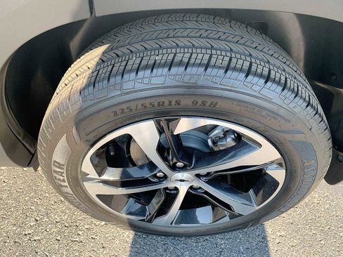 Certified 2025 Chevrolet Trax RS FWD image 29