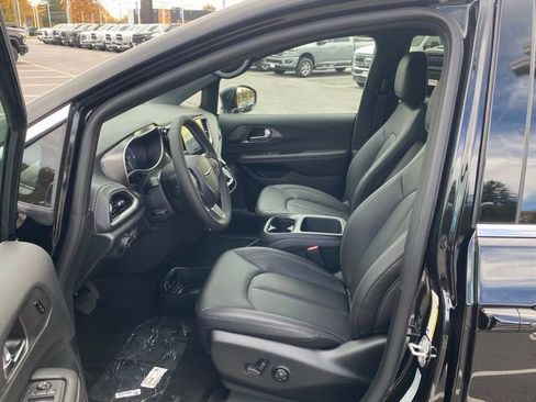 New 2026 Chrysler Pacifica Select image 16