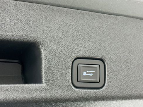 Used 2025 Chevrolet Traverse LT AWD/4WD image 32