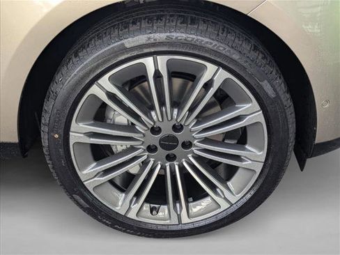 New 2026 Land Rover Range Rover Long Wheelbase SE AWD/4WD image 9