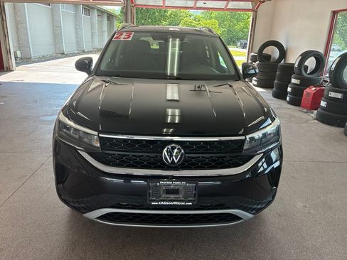 Used 2023 Volkswagen Taos SE w/ Panoramic Sunroof Package AWD/4WD image 2