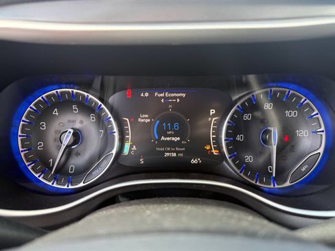 Used 2023 Chrysler Pacifica Touring-L AWD/4WD image 16