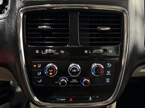 Used 2016 Dodge Grand Caravan SXT FWD image 24