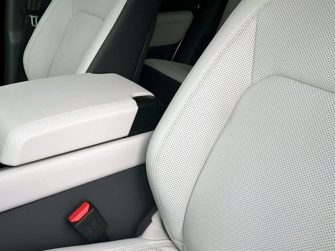 New 2025 Land Rover Defender 110 V8 image 18