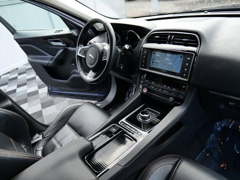 Used 2018 Jaguar F-PACE Prestige image 36