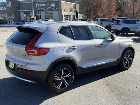 Used 2023 Volvo XC40 B5 Plus image 5