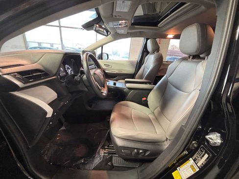 Used 2025 Toyota Sienna XLE image 29