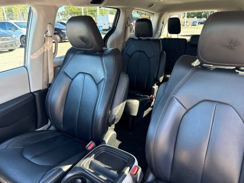 Used 2017 Chrysler Pacifica Touring-L w/ Tire & Wheel Group FWD image 45