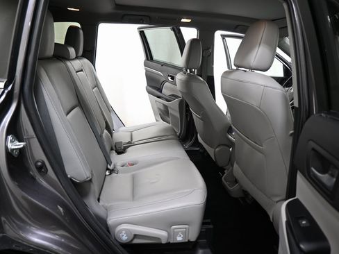 Used 2019 Toyota Highlander Limited image 12