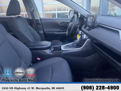 Used 2022 Toyota RAV4 LE image 26