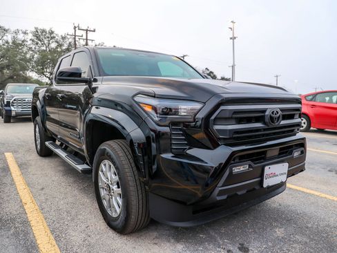 Used 2025 Toyota Tacoma SR5 image 4