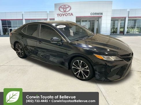 Used 2018 Toyota Camry SE image 2
