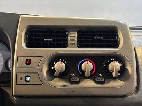 Used 2001 Nissan Frontier SE AWD/4WD image 13