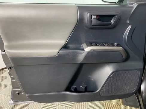 Used 2018 Toyota Tacoma SR5 AWD/4WD image 11