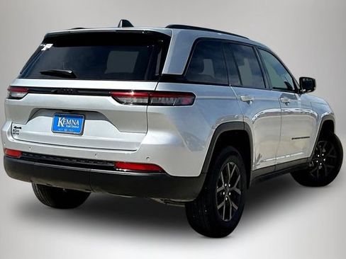 Used 2025 Jeep Grand Cherokee Altitude AWD/4WD image 6