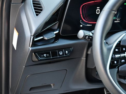 Used 2023 Kia Niro EX Touring image 9