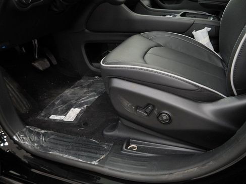 New 2026 Chrysler Pacifica Limited image 30