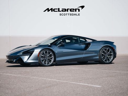 Used 2023 McLaren Artura RWD image 4