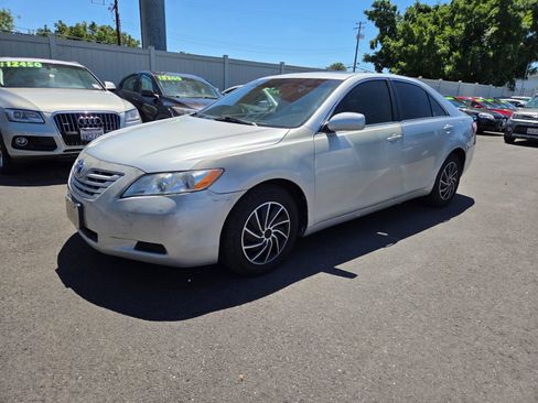 Used 2009 Toyota Camry LE FWD image 1