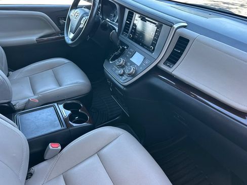 Certified 2020 Toyota Sienna Limited Premium FWD image 19