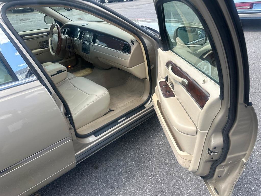 Used 2006 Lincoln Town Car Signature RWD image 37