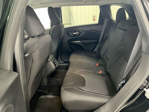 Used 2019 Jeep Cherokee Latitude w/ Popular Appearance Group AWD/4WD image 22