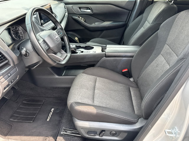 Used 2025 Nissan Rogue SV FWD image 9