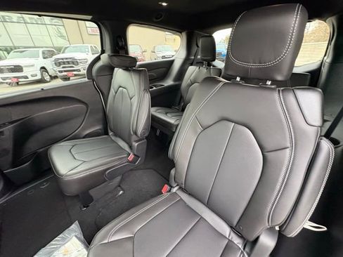 New 2026 Chrysler Pacifica Select image 21