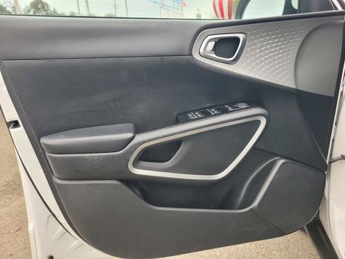 Used 2022 Kia Soul LX image 16