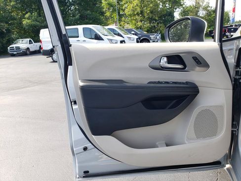 Used 2023 Chrysler Pacifica Touring-L FWD image 12