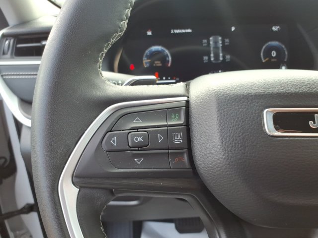 Used 2023 Jeep Grand Cherokee Laredo AWD/4WD image 13