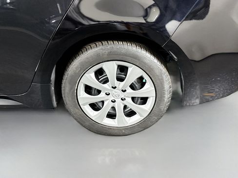 Used 2021 Toyota Corolla LE FWD image 36