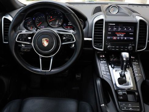 Used 2018 Porsche Cayenne Platinum Edition image 9